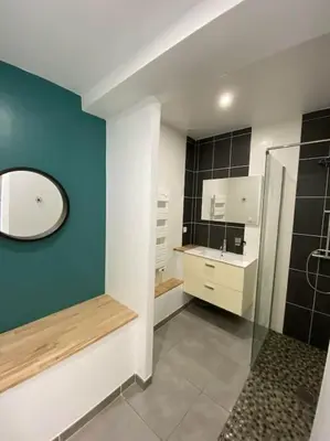 Salle de bains dans l'établissement Villa 300m de la mer, Chatelaillon Piscine et SPA