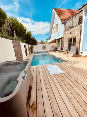 Piscine de l'établissement Villa 300m de la mer, Chatelaillon Piscine et SPA ou située à proximité