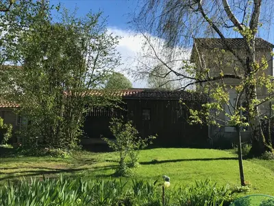 Jardin de l'établissement Gîte Le petit Horizon, neuf, calme, parking, centre ville