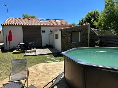 Piscine de l'établissement Maison 8 min en voiture de Chatelaillon plage avec piscine hors sol privative ou située à proximité