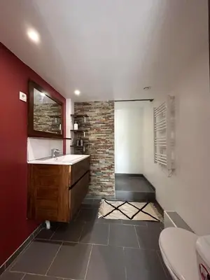 Salle de bains dans l'établissement Maison 8 min en voiture de Chatelaillon plage avec piscine hors sol privative