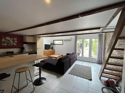 Télévision ou salle de divertissement dans l'établissement Maison 8 min en voiture de Chatelaillon plage avec piscine hors sol privative
