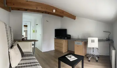Télévision ou salle de divertissement dans l'établissement A -15min à Vélo du vieux Port La Rochelle 2