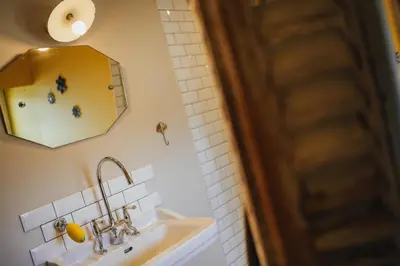 Salle de bains dans l'établissement Chez Guilem chambre jaune