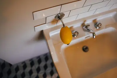 Salle de bains dans l'établissement Chez Guilem chambre jaune
