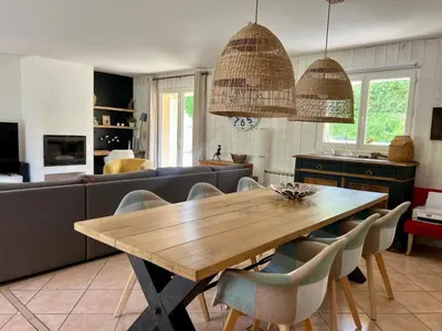 Coin salon dans l'établissement Maison contemporaine près de la mer