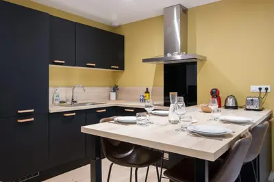 Cuisine ou kitchenette dans l'établissement Magnifique T4 hypercentre Rochefort, arrivée autonome