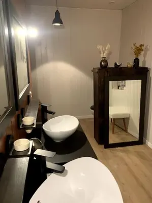 Salle de bains dans l'établissement Une chambre au calme en Gâtine Deux-Sévrienne