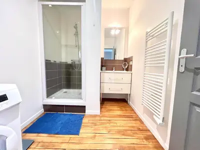 Salle de bains dans l'établissement Le Cassiopée ~ T3 avec parking proche centre ville