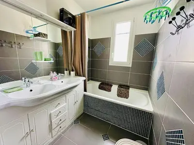 Salle de bains dans l'établissement Au petit bonheur - Maison familiale au calme