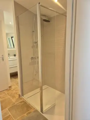 Salle de bains dans l'établissement Gîte des oliviers avec barque et vélo