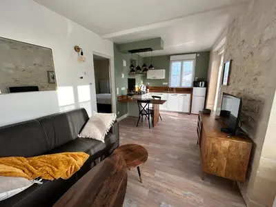 Coin salon dans l'établissement T2 rénové proche des arènes