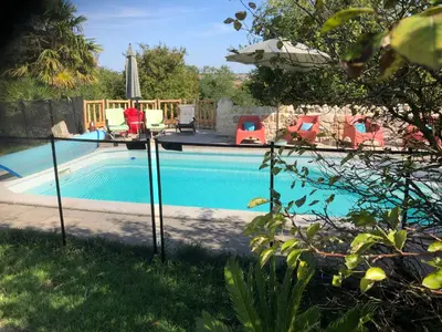 Piscine de l'établissement Le Jardin des Bosquets ou située à proximité