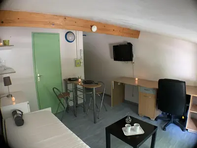 Télévision ou salle de divertissement dans l'établissement A -15min à Vélo du vieux Port La Rochelle 3