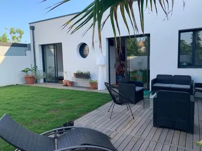 Jardin de l'établissement Maison de vacances piscine intérieure La Rochelle