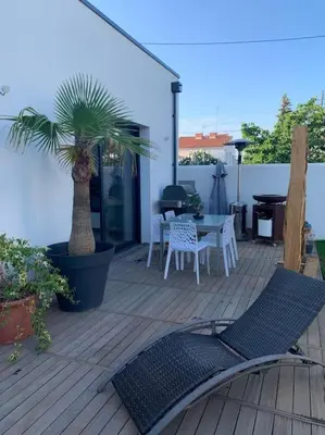 Balcon ou terrasse dans l'établissement Maison de vacances piscine intérieure La Rochelle