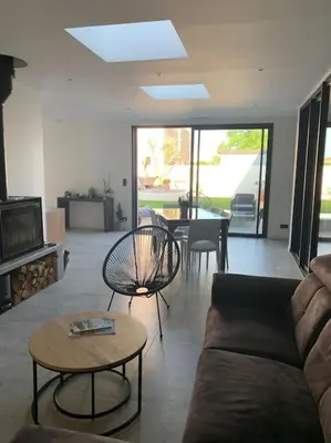 Coin salon dans l'établissement Maison de vacances piscine intérieure La Rochelle