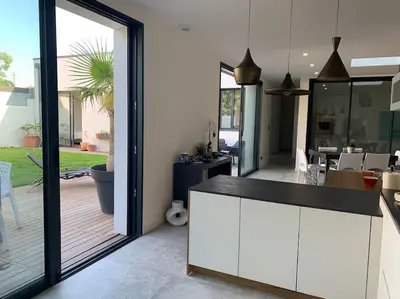 Cuisine ou kitchenette dans l'établissement Maison de vacances piscine intérieure La Rochelle