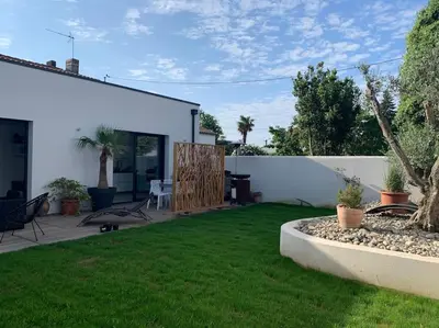 Jardin de l'établissement Maison de vacances piscine intérieure La Rochelle