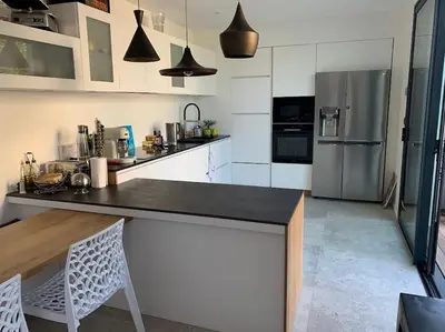 Cuisine ou kitchenette dans l'établissement Maison de vacances piscine intérieure La Rochelle