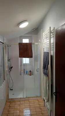 Salle de bains dans l'établissement Maison bourg
