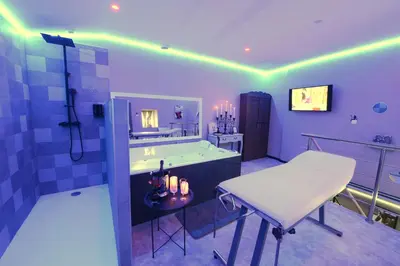Télévision ou salle de divertissement dans l'établissement Love Room 