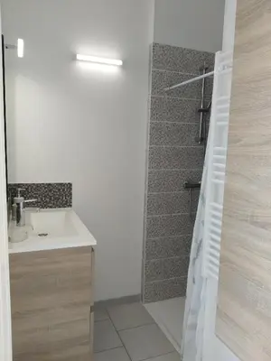 Salle de bains dans l'établissement Quatre As - Studio au calme