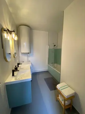Salle de bains dans l'établissement Appartement T4 et Parking à 3km du Futuroscope