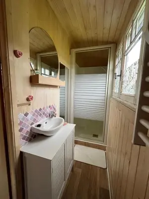 Salle de bains dans l'établissement Les logements insolites de la Base Nautique