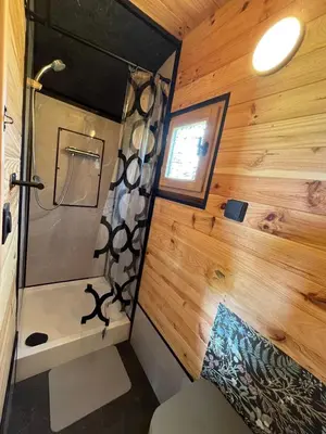 Salle de bains dans l'établissement Les logements insolites de la Base Nautique