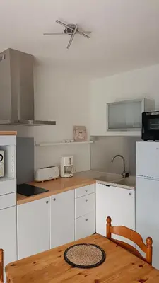 Cuisine ou kitchenette dans l'établissement Maisonnette indépendante