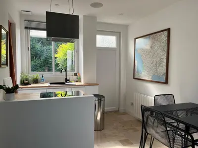 Cuisine ou kitchenette dans l'établissement Loft avec terrasse et jardin