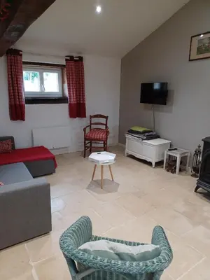 Télévision ou salle de divertissement dans l'établissement La bergerie de Genouse