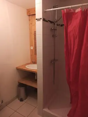 Salle de bains dans l'établissement Le Marché