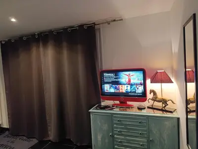 Télévision ou salle de divertissement dans l'établissement Appartement meublé avec parking tv box netflix
