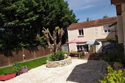 Jardin de l'établissement Appartement meublé avec parking tv box netflix