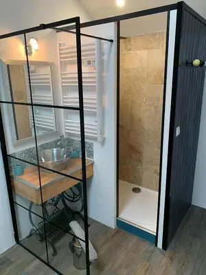 Salle de bains dans l'établissement Les Gîtes du Chaix