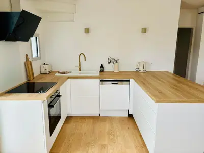 Cuisine ou kitchenette dans l'établissement La Petite Maison du Quai - face à la sèvre