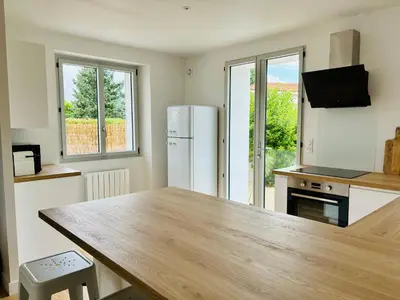 Cuisine ou kitchenette dans l'établissement La Petite Maison du Quai - face à la sèvre