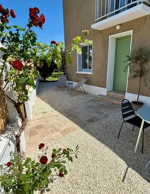 Jardin de l'établissement La Petite Maison du Quai - face à la sèvre