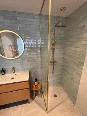 Salle de bains dans l'établissement La Petite Maison du Quai - face à la sèvre