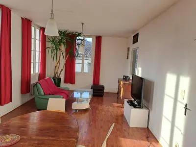 Télévision ou salle de divertissement dans l'établissement Duplex vue dégagée sur le vieux Saintes