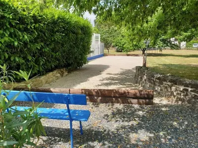 Jardin de l'établissement Maison accueillante avec piscine à Meursac + Spa