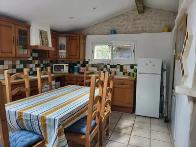 Cuisine ou kitchenette dans l'établissement Maison accueillante avec piscine à Meursac + Spa