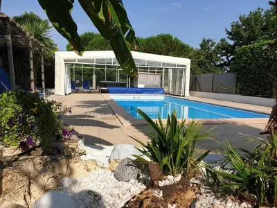 Piscine de l'établissement Maison de charme à Meursac avec piscine ou située à proximité
