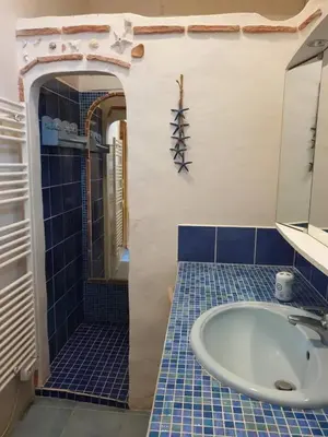 Salle de bains dans l'établissement Maison de charme à Meursac avec piscine