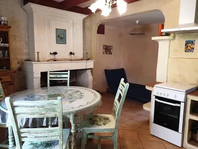 Cuisine ou kitchenette dans l'établissement Maison de charme à Meursac avec piscine