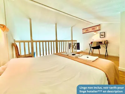 Un ou plusieurs lits dans un hébergement de l'établissement Vue Mer et Piscine, avec Balcon - 1 min de la plage