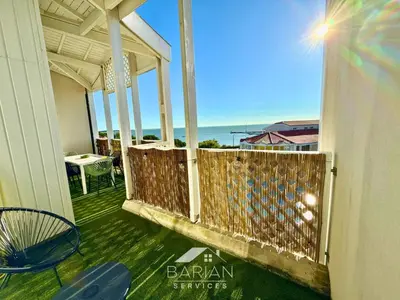 Balcon ou terrasse dans l'établissement Vue Mer et Piscine, avec Balcon - 1 min de la plage