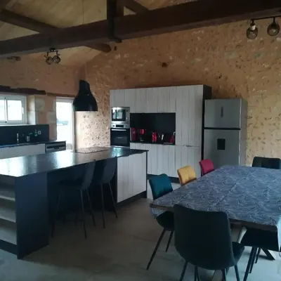 Cuisine ou kitchenette dans l'établissement Fermette rénovée spacieuse, calme et lumineuse